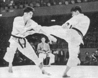 2nd_jka_all_japan_karate_championships_1958_mikami_takayuki_kanazawa_hirokazu1.jpg